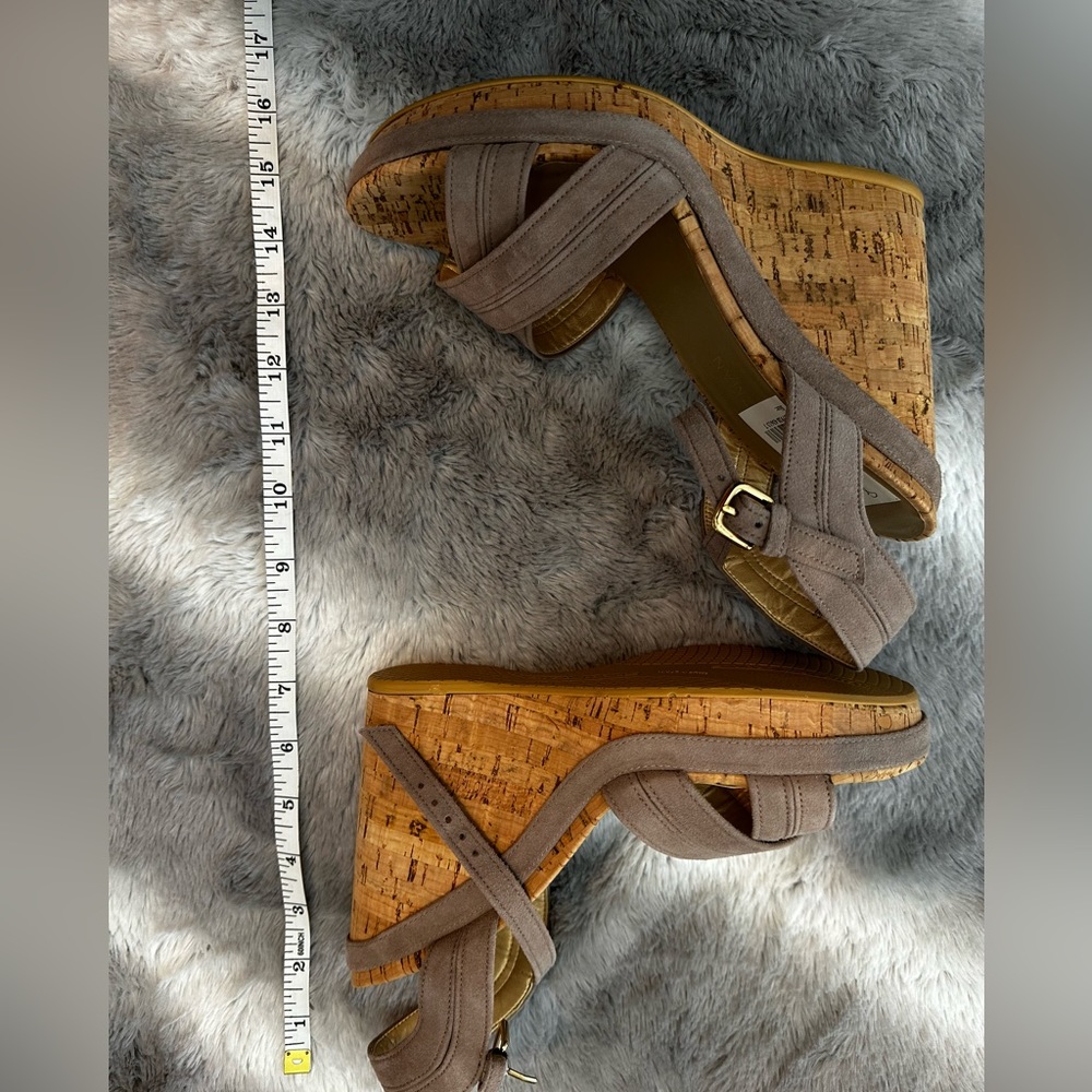 Stuart Weitzman - Picture 4 of 5